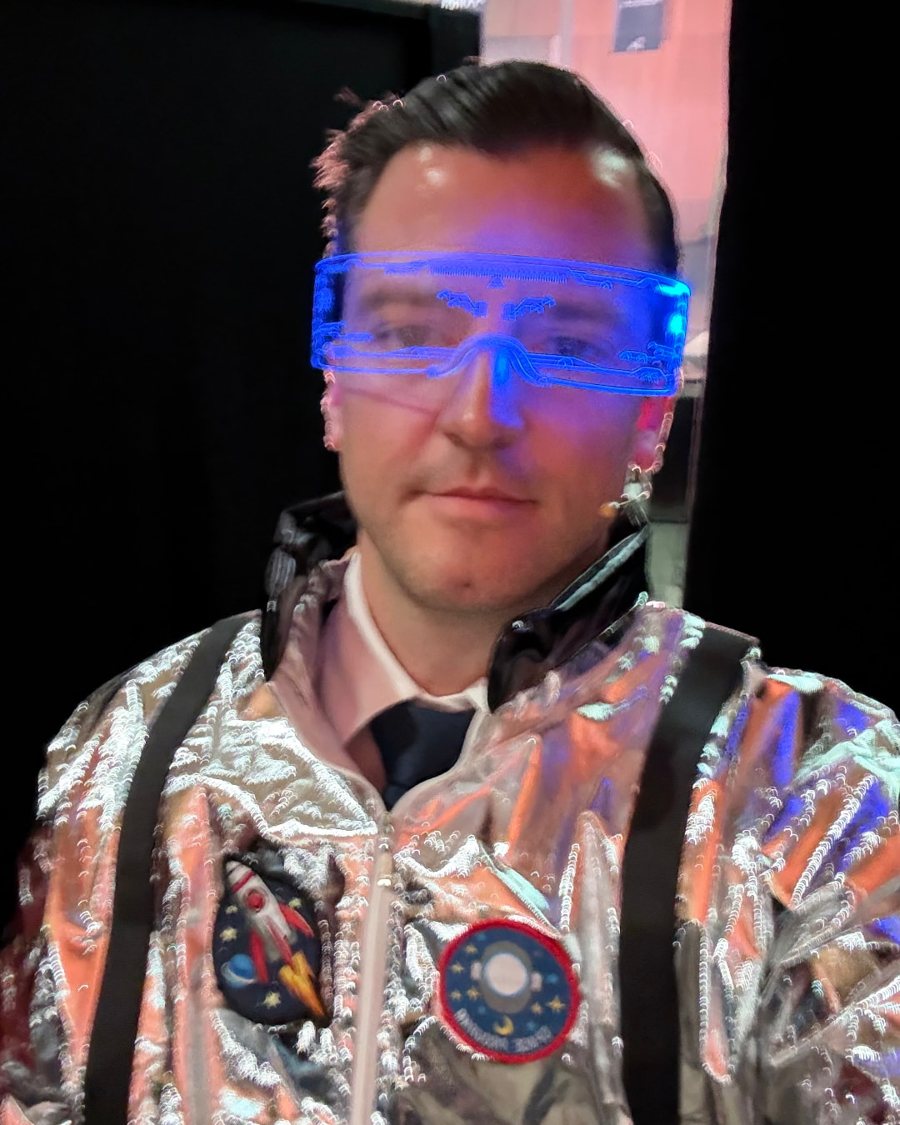 Roger Basler de Roca mit leuchtender Brille an einem Event